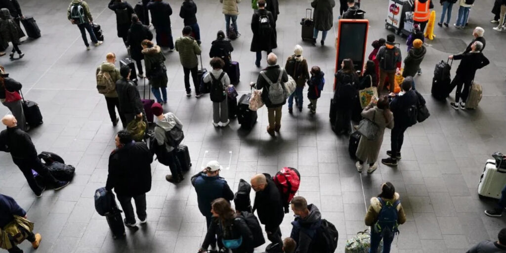Delays Disrupt Victoria Line Services Across London