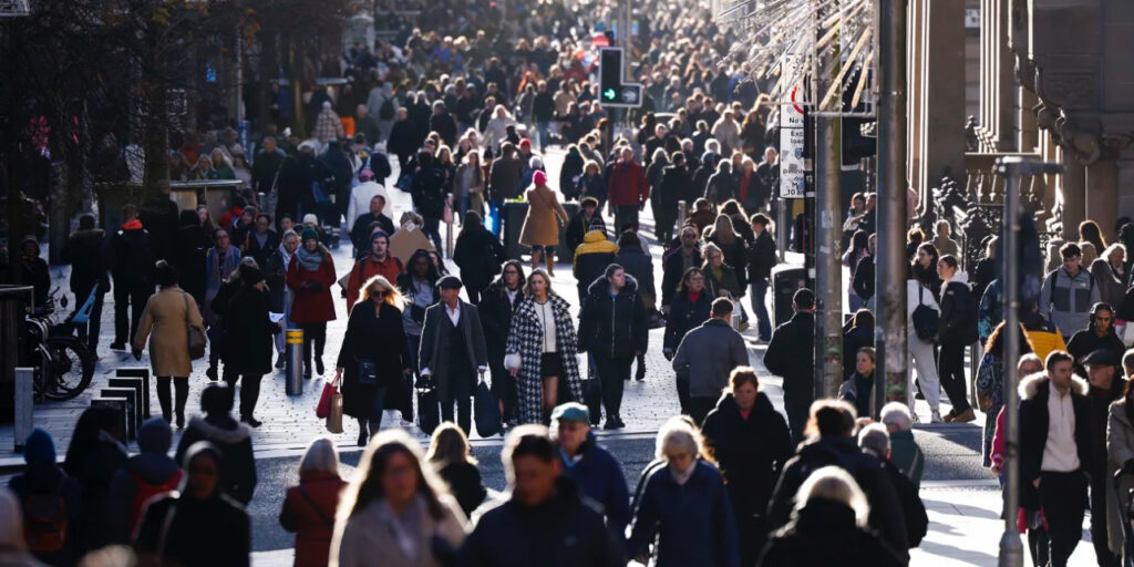 UK Business Confidence Falls to 2-Year Low