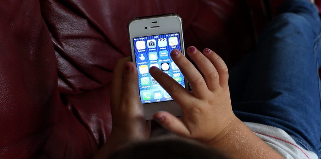 Government to Consider Research on Smartphone Use in Schools