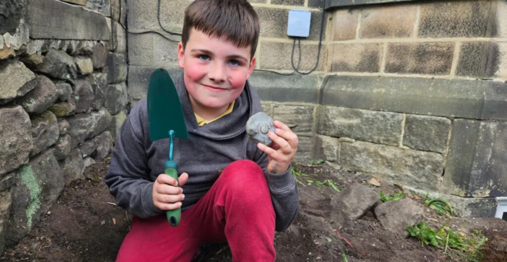 Jurassic Fossils Found in Derbyshire Garden Jurassic Fossils Found in Derbyshire Garden