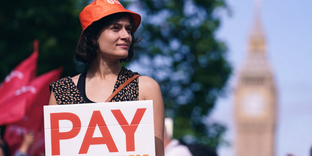 UK Junior Doctors Demand 29% Pay Rise