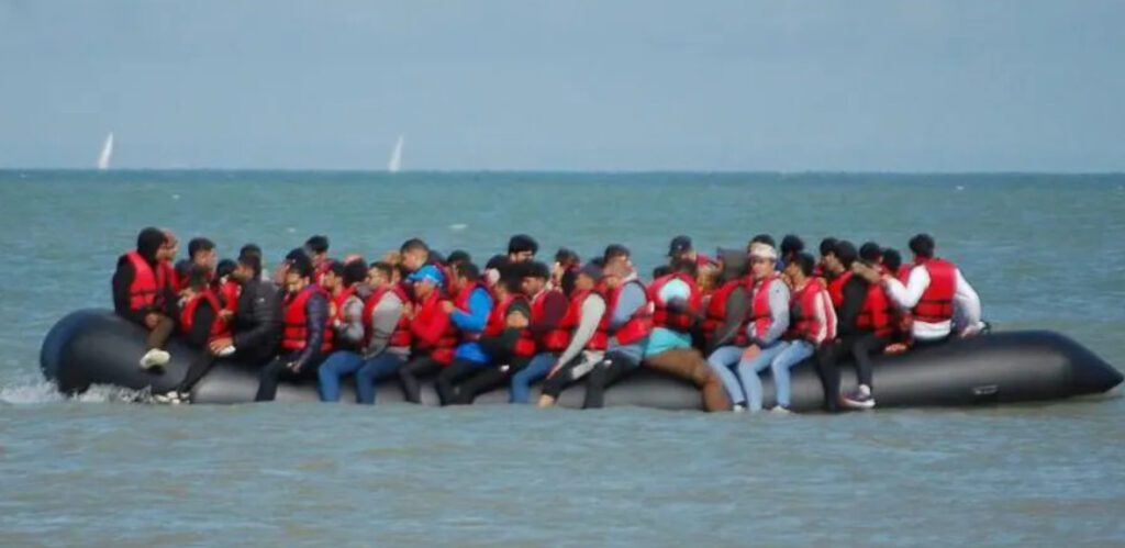 900 Migrants Cross Channel in 1 Day