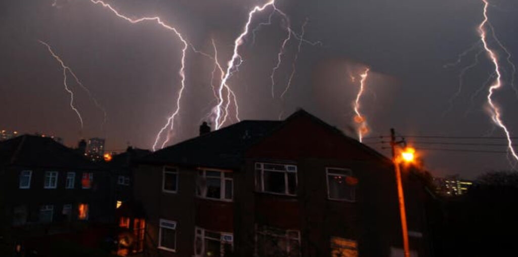 UK Braces for Thunder & Downpours UK Braces for Thunder & Downpours