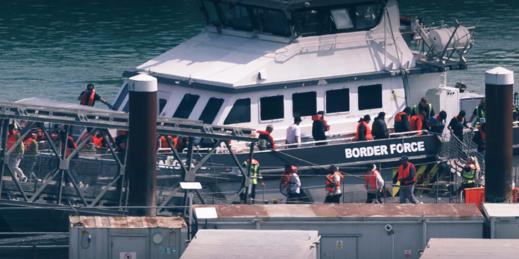 100 Migrants Held in UK After Channel Crossing 100 Migrants Held in UK After Channel Crossing