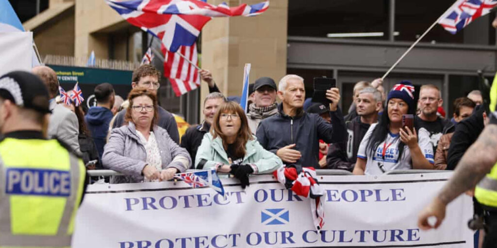 Anti-Immigration & Anti-Racism Groups Clash in Glasgow City Centre Anti-Immigration & Anti-Racism Groups Clash in Glasgow City Centre