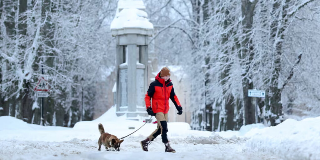 Weather Warnings Close Schools in UK Weather Warnings Close Schools in UK