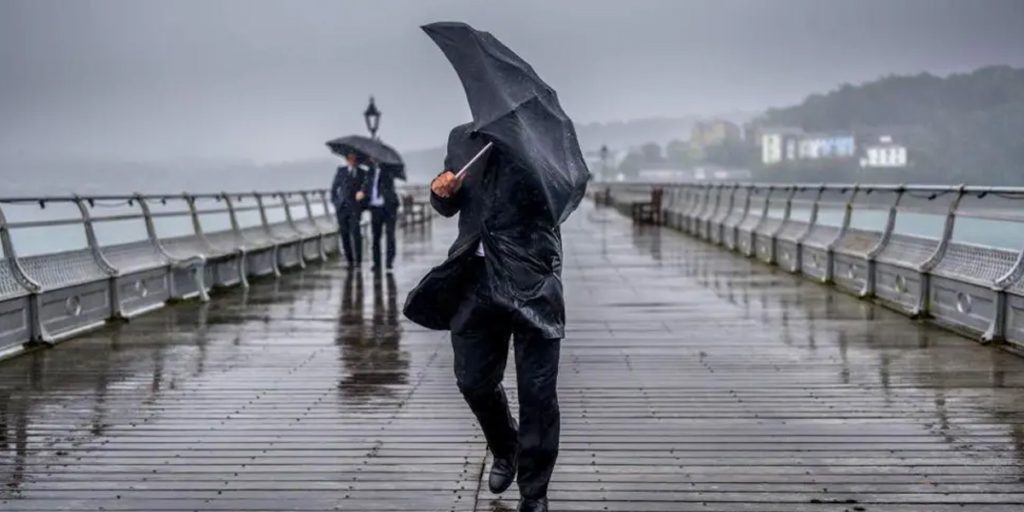 Amber Rain Warning Issued as Flood Risk Grows in UK Amber Rain Warning Issued as Flood Risk Grows in UK