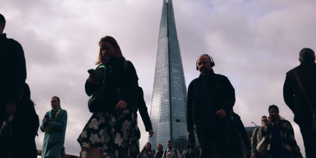 UK Unemployment Falls but Wage Growth Weakens