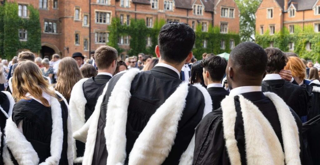1 in 10 UK Graduates Plans to Leave Country 1 in 10 UK Graduates Plans to Leave Country